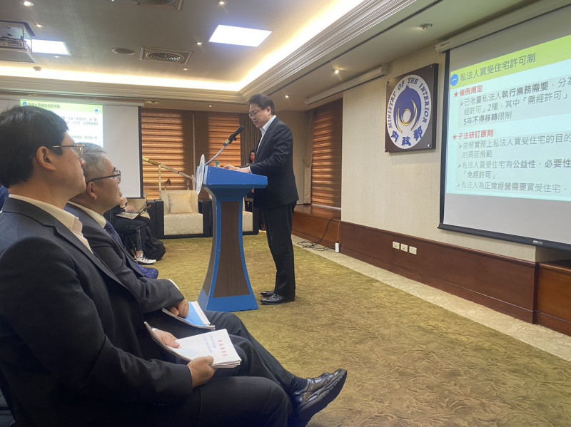 內政部長林右昌今召開記者會解釋「平均地權條例」配套子法草案預購。（記者吳書緯攝）