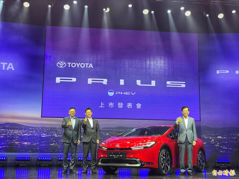 no-mileage-anxiety-electric-car-toyota-prius-phev-grabs-the-market