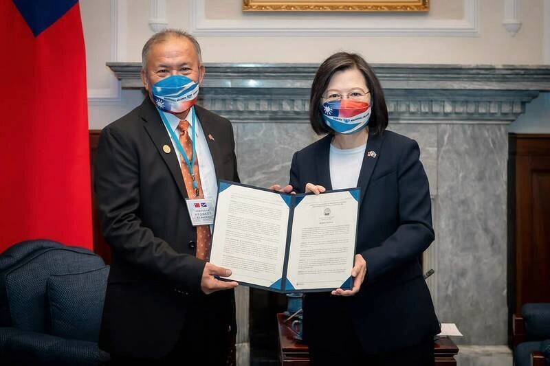 太平洋友邦馬紹爾群島共和國總統柯布亞(David Kabua,左)去年3月首度來台進行國是訪問,會晤我國總統蔡英文(右),親自遞交國會友台決議案正本,表達對台灣的強力支持。 (取自總統府flickr)