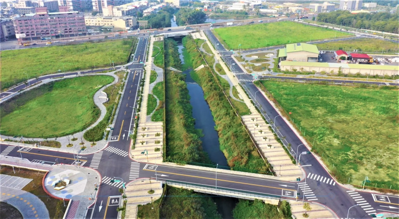 鹽行區段徵收開發區，改善永康大排側岸，型塑綠帶。（南市地政局提供）