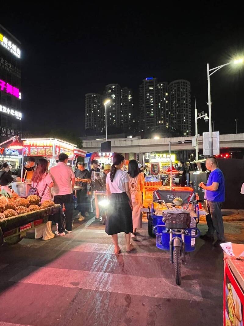 科技業遭美國圍剿，中國開啟地攤經濟。（圖取自微博）
