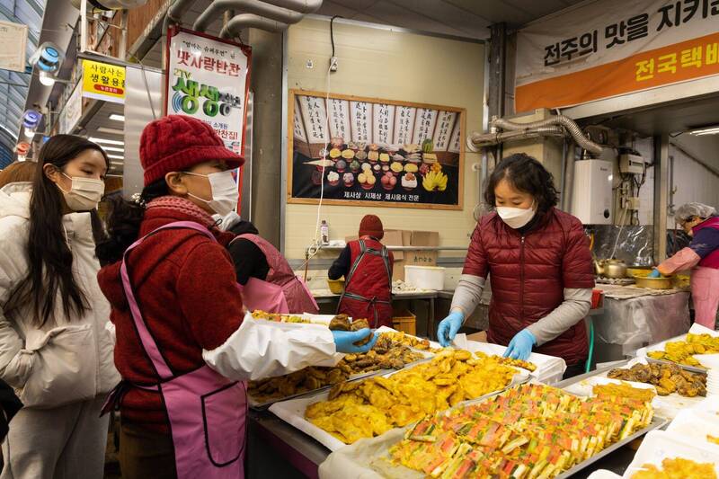 韓國食品價格飆漲，在外用餐變得相當昂貴，這讓暌違3年再次造訪的外國觀光客吃不消。（彭博）
