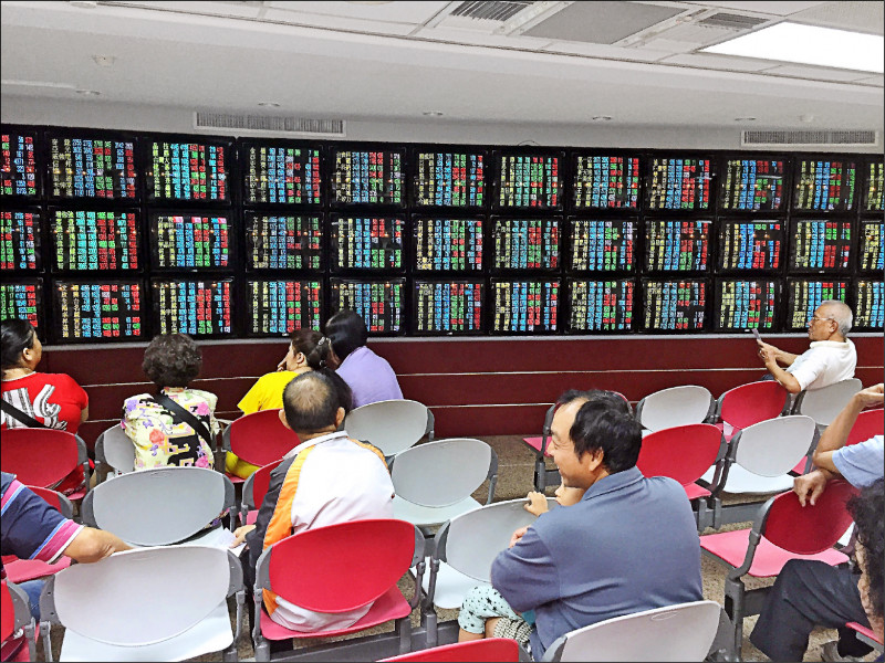 空方主導近期盤面,台股加權指數昨日下跌27.31點,收在15475.05點,成交量僅約1911億元。(資料照)