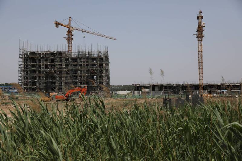 雄安新區多地工程延宕、雜草叢生，淪為中國第一大「鬼城」。（歐新社資料照）