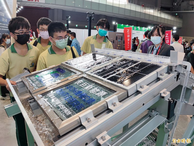 台南國際綠色產業展登場，吸引學生參觀。（記者吳俊鋒攝）