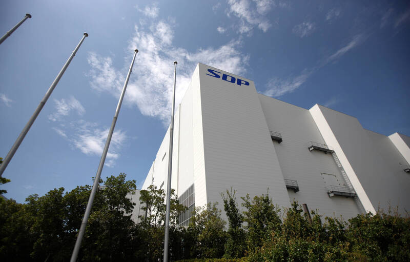 位於日本大阪府堺市的堺工廠為10代面板廠，專做大尺寸液晶電視面板，成立時技術領先全球。（彭博資料照）