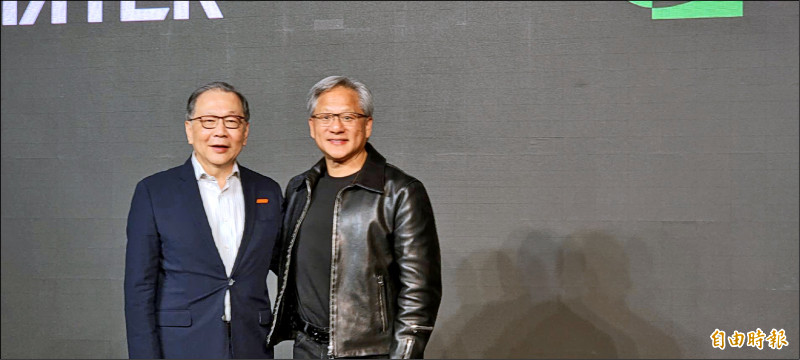 輝達執行長黃仁勳(右)與聯發科執行長蔡力行(左)宣布一起進軍車用市場。(記者卓怡君攝)