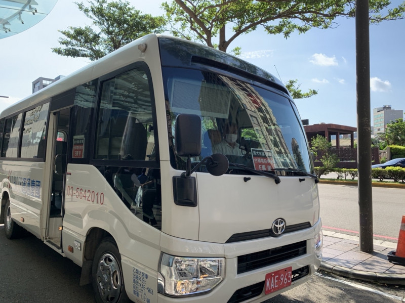 台積電今一大早，公司接送交通車、接待人員與報到相關人員，至新竹國賓飯店內外，忙著招待從各地湧現的小股東。（記者洪友芳攝）