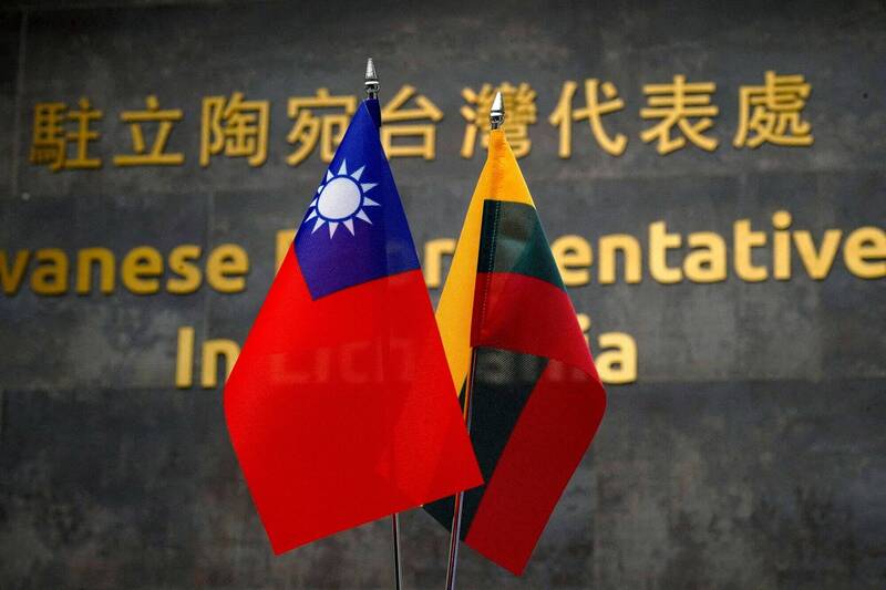 在立陶宛強化和台灣往來之後，中國禁止多項立陶宛產品進口措施，歐盟今（6）日同意創設一項「核彈級」的新經貿懲罰工具，旨在懲罰如中國般對歐盟成員國採取經濟霸凌的國家。（路透）