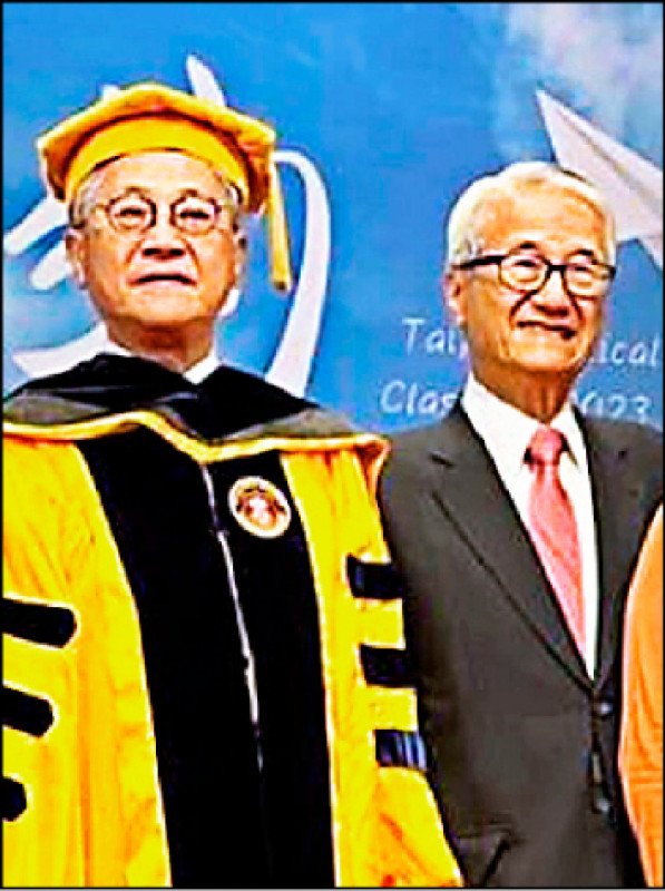 台新金董事長吳東亮獲頒北醫名譽醫學博士，哥哥新光金創辦人吳東進（右）罕見同框合影。（中央社）