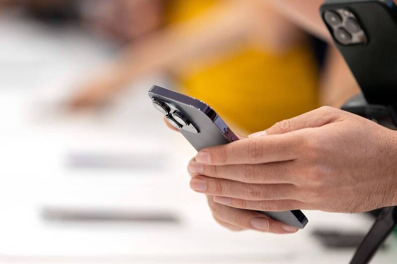 iOS 17則推出更先進的自動修正功能，不會自動修正髒話。（法新社）