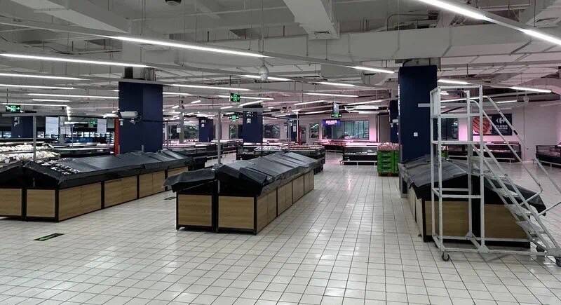 中國家樂福多個門市斷貨,儲值卡消費被限制,引爆退款風暴。(圖取自微博)