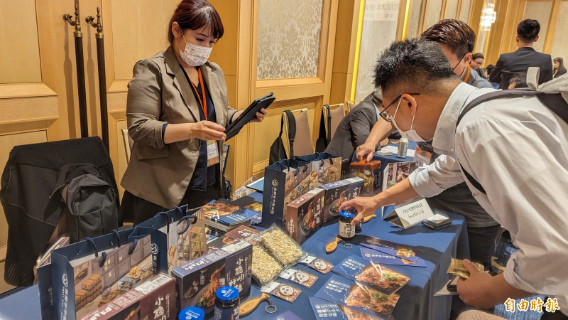 今天商談會會場，日方企業和買家仔細參觀台灣優良食品廠商展出的商品。（記者林翠儀攝）