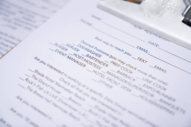 美國初次申請失業金人數激增，市場裁員的消息開始轉化為事實。（彭博）