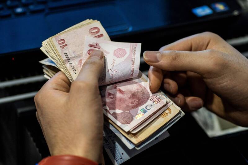 土耳其經濟情勢嚴峻，里拉走貶。（彭博）