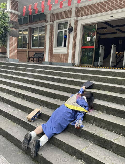 今年拿到博士的李念（音譯）在推特上發表「半死不活」畢業照。（摘自網路）