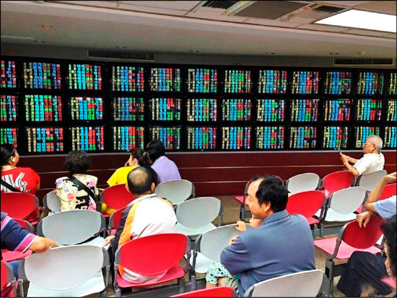 新台幣重貶，電子股賣壓沈重，昨日盤中一度重挫近200點，回測「萬七」大關，AI相關概念股成為重災區。（資料照）