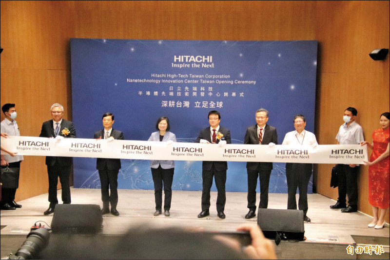 總統蔡英文（前排左3）昨赴新竹縣竹北市為日本半導體設備商日立先端科技公司「先端技術開發中心」落成剪綵，藉由日本傳統「鏡開」祈福儀式，為中心開幕獻上祝福。（記者黃美珠攝）