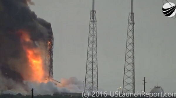 Space X的Falcon 9火箭在2016年發射時爆炸，連同臉書的網路衛星也一併被炸毀。（路透）