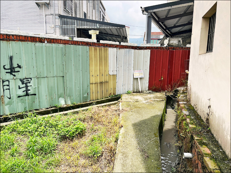 彰化縣二水鄉裕民段地號1279的住宅土地，縣府代標售其中之一的0.01平方公尺土地，經過7人搶標，決標價為底標價近50倍。（民眾提供）