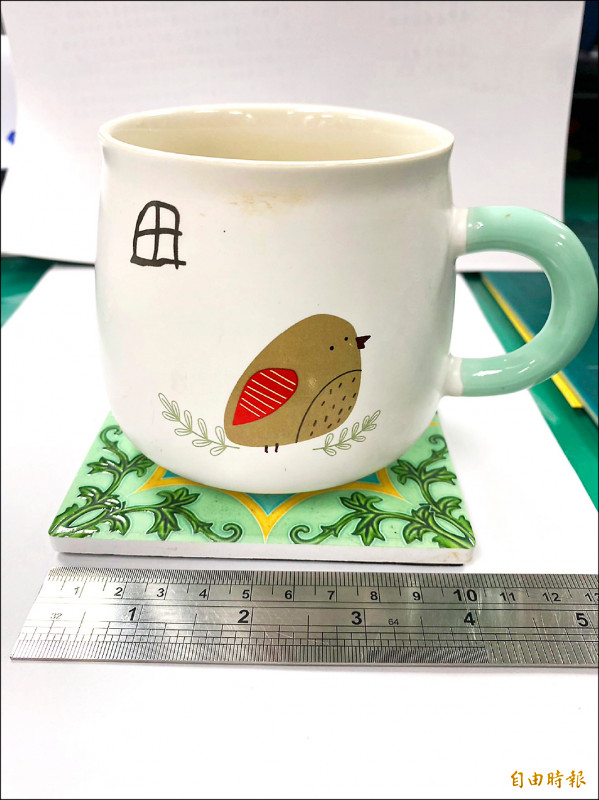 彰化縣二水鄉裕民段地號1279的住宅土地，縣府代標售其中之一的0.01平方公尺土地，約是一個10公分乘以10公分大小的杯墊，底價為105元，最後以近四十九倍價格的5106元標出。尺寸示意圖。（記者張聰秋攝）