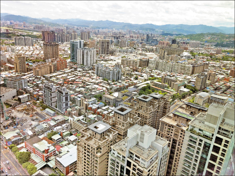 行政院會昨拍板通過「房屋稅差別稅率二．○方案」，對此，高雄市、台南市、台北市都表示支持，認為可以有效抑制炒房。（資料照）