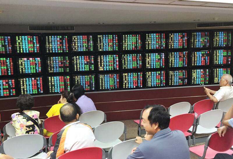 電金傳軟腳，指數跌97點摜破16700點（資料照）