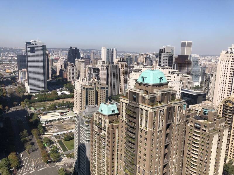 中央銀行日前宣布對八都第二戶購屋祭出貸款成數7成限制，可能影響換屋族，被迫要先賣後買，對此，央行本週陸續找來銀行業者商量對策。（資料照）