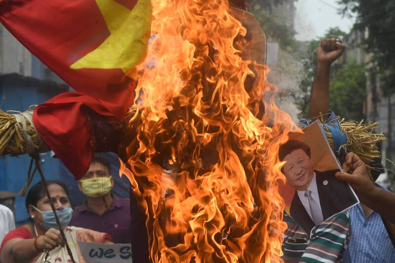 2020年中印因領土爭議爆發衝突後，印度各地掀起反華示威浪潮。（法新社）