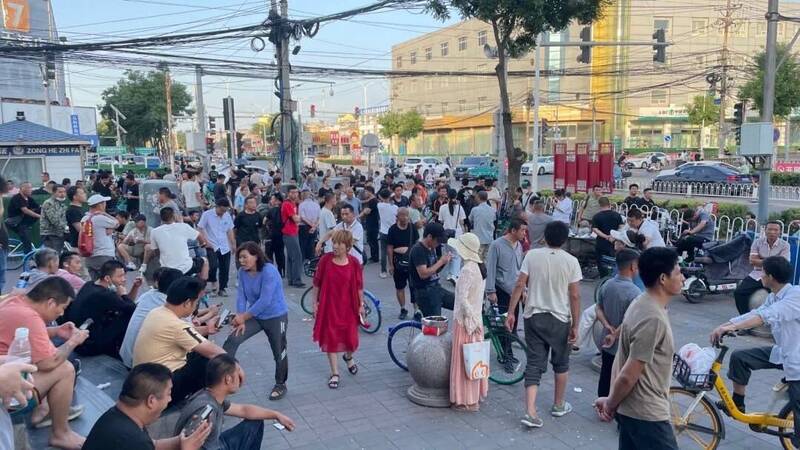 中國經濟承壓，工人找不到工作，許多人在貧困邊緣。（圖取自中國微博）