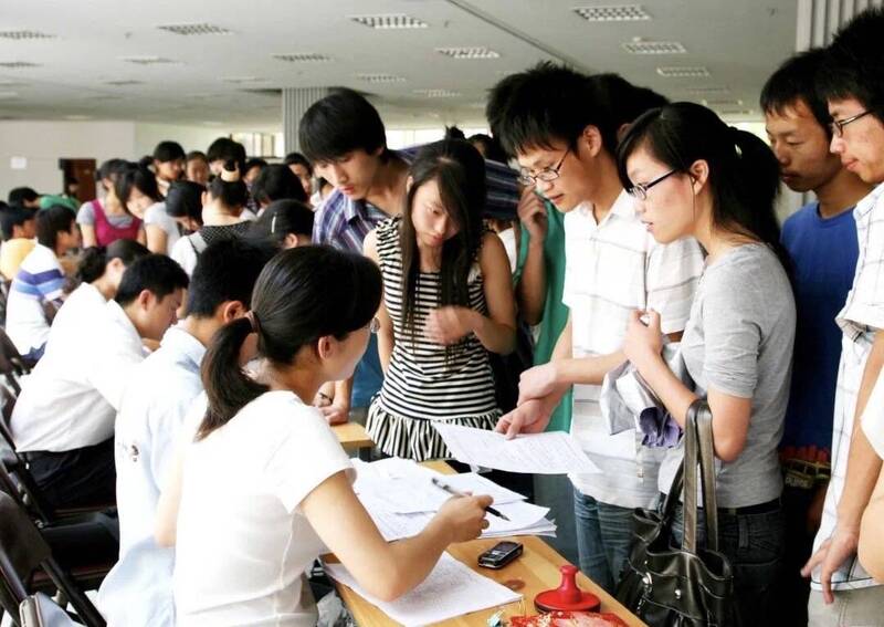 中國青年失業率破表，求職難，薪水又低。（圖取自中國社交平台）