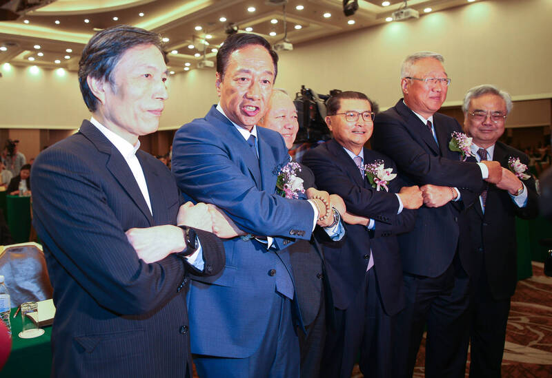 郭台銘在2019年前往電電公會演講，並與華碩集團總裁曾鏘聲（左）等人合影。（中央社）