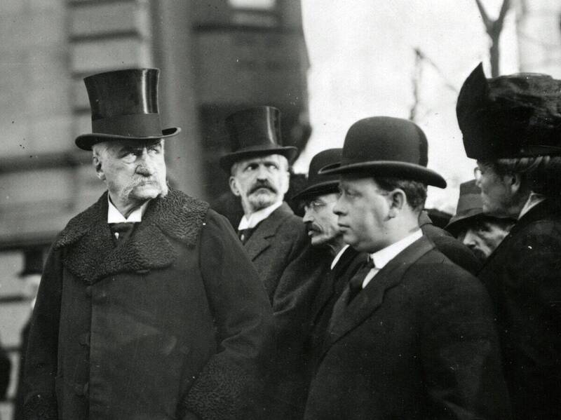 金融巨擘約翰．皮爾朋．摩根（J.P.Morgan）（左）曾2度出手幫助美國渡過銀行恐慌。（圖擷自美國會圖書館）