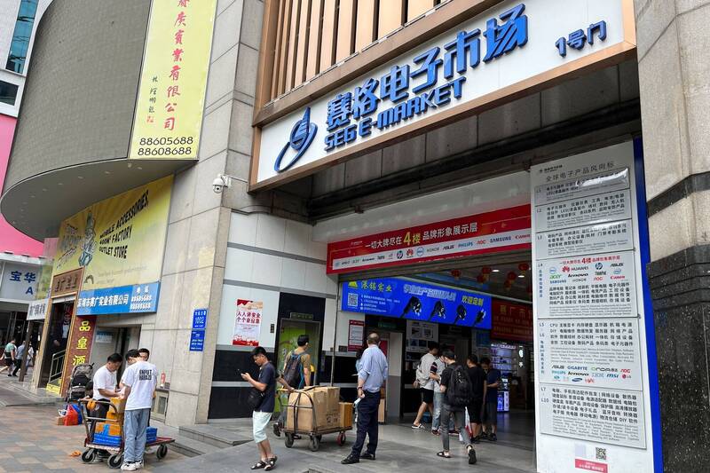 儘管有美方禁令攔阻,中企仍能在深圳華強北電子商圈的黑市取得少量A100晶片。圖為華強北商圈的賽格電子市場。(路透資料照)