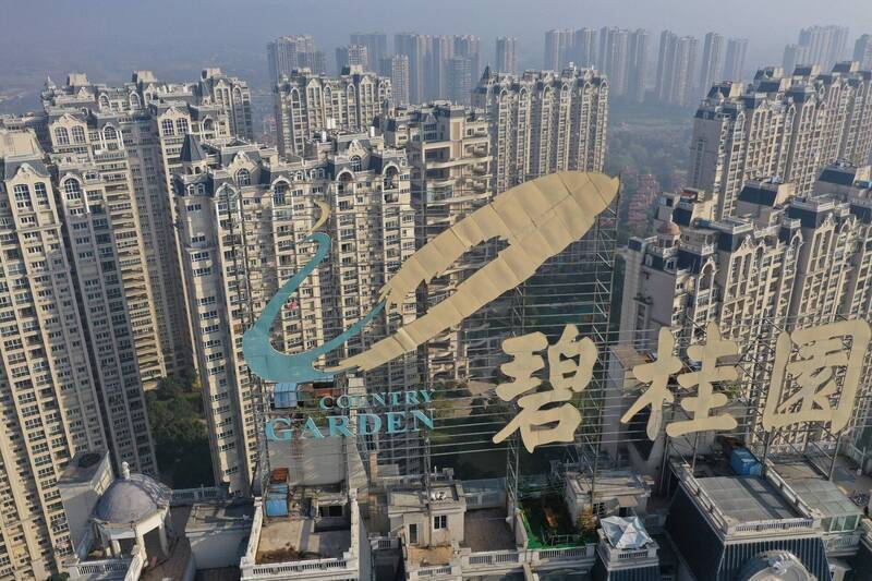 中國住宅建築方面，不僅有多達六千餘萬戶的空屋閑置；諸多民眾向開發商預購交出「首付款」，並在向主辦銀行履行分期付款，但開發商已因資金短缺，形成眾多爛尾樓甚至有如「鬼城」的場景。 （歐新社）