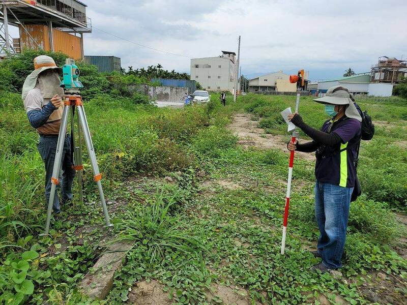 地政處人員進行土地測量。（圖由屏東縣政府提供）