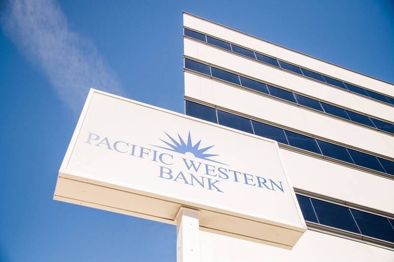區域銀行西太平洋銀行（PacWest）獲加州銀行收購，盤後股價大漲逾45%。（彭博）