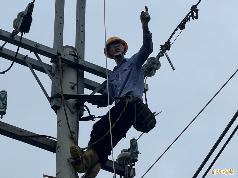 台灣電力公司工班隊伍進行高空搶修作業。（記者吳正庭攝）