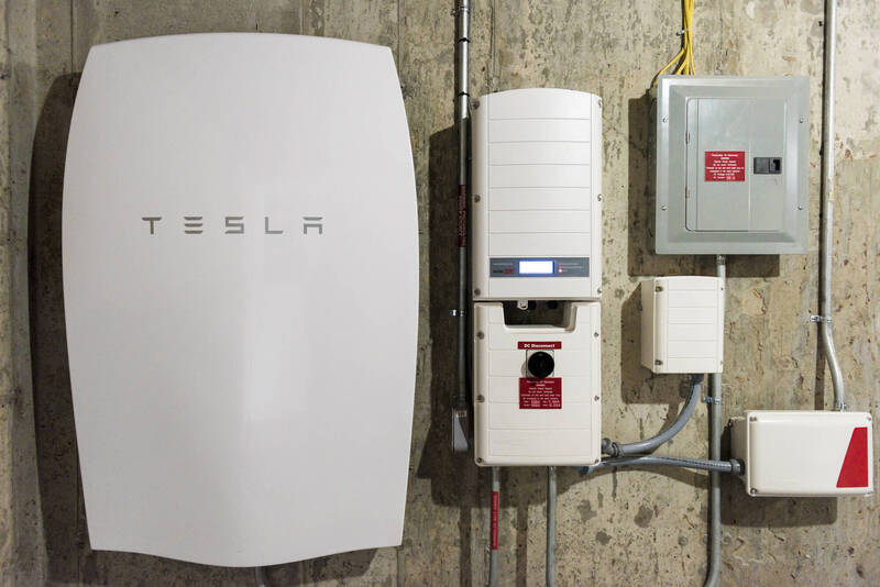 特斯拉能源業務還包含Powerwall等儲能系統。（彭博資料照）