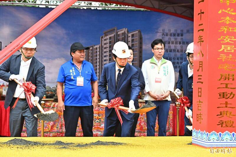 高雄市「本和安居」社宅動土典禮，副總統賴清德（中）親自參加。（記者李惠洲攝）