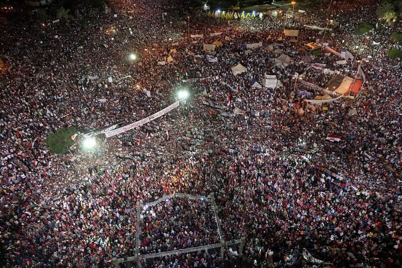 2013年埃及政變，時任埃及總統穆希（Mohamed Morsi）遭軍方罷黜，大批穆希反對者受軍方號召，聚集在開羅的解放廣場。（歐新社）