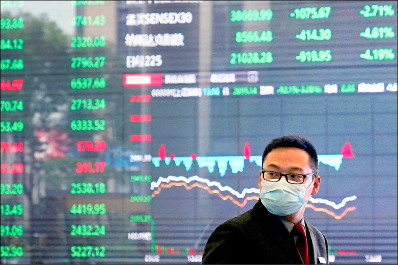 中國第2季外國直接投資（FDI）僅49億美元，較去年同期暴跌87％，幾乎形同斷流。圖為上海證券交易所交易畫面。（路透檔案照）