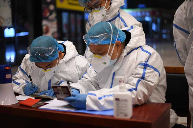 新冠疫情造成全球經濟危機，影響許多藥廠生產線及缺工問題。（法新社）