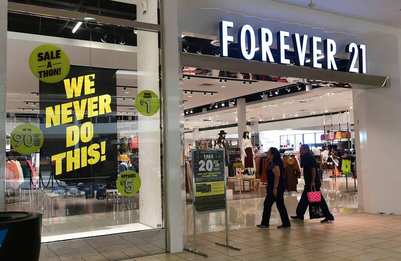 Forever 21是以線下購物商場經營為主的快時尚品牌。（法新社）