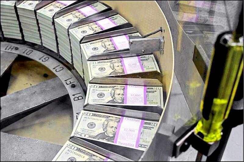 央行官員澄清，央行每年都會執行專案金檢，只是疫情期間，實地查核次數減少，現在就是恢復疫情前的金檢措施，並不是市場出現什麼異常，「目前整體市場運作很正常」。（示意圖，路透資料照）