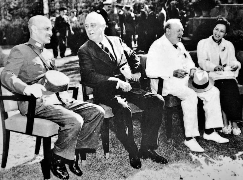 圖為中國國民黨領導人蔣介石與美國總統富蘭克林·羅斯福（左二） 1943 年，英國首相溫斯頓·丘吉爾（右二）和蔣介石的妻子宋美齡（右）在埃及開羅會面。（示意圖，美聯社）