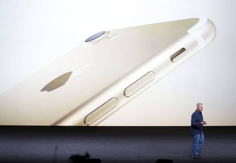 蘋果自2016年iPhone 7開始機型,都選台積電為獨家代工廠。(彭博)
