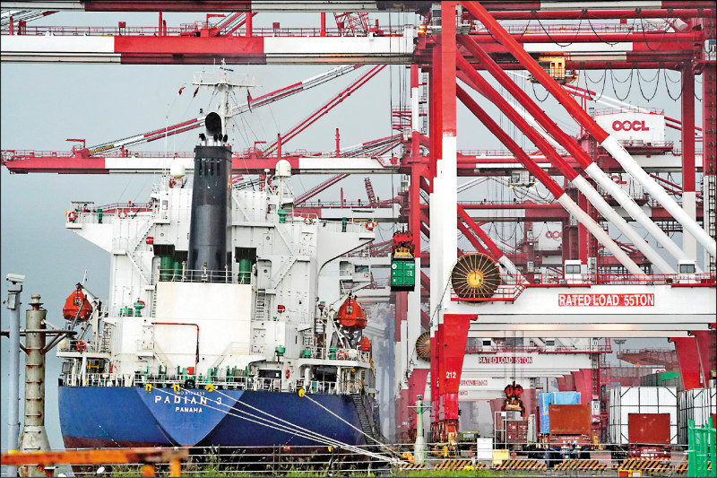 財政部昨公布八月出口373.6億美元、年減7.3％，連續12個月負成長，但減幅為近十個月最小。（中央社）