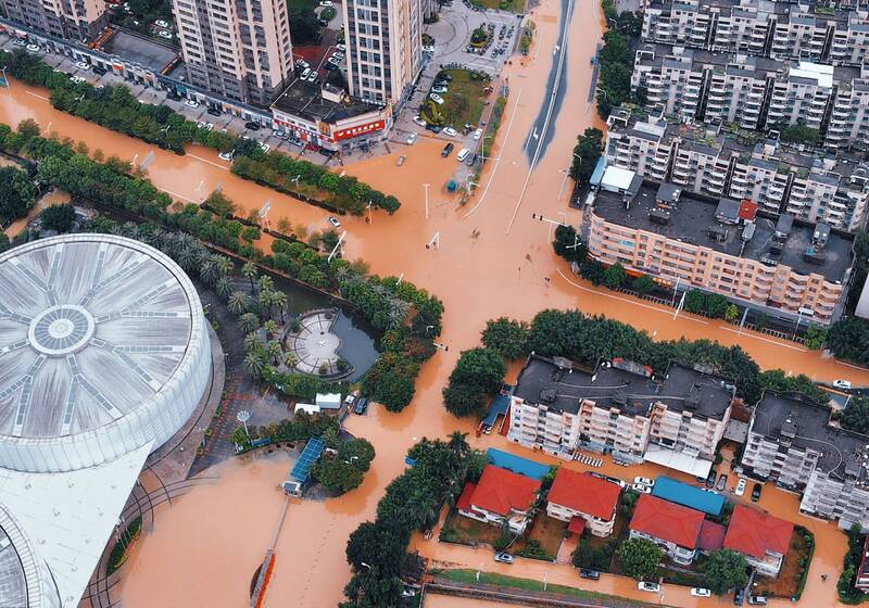 近幾月受颱風、暴雨影響，中國釀嚴重災情，多地嚴重淹水。（路透）