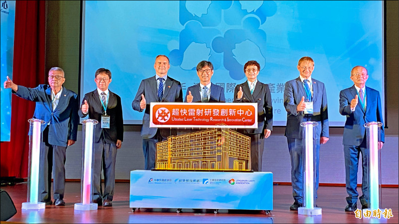 工研院台南六甲院區台立超快雷射研發創新中心啟用，機械工業公會理事長魏燦文（大圖左起）、工研院副總暨資深技術專家吳志毅、立陶宛貿易代表盧思融、經濟部技術處處長邱求慧、南市副市長趙卿惠、立陶宛雷射協會會長Gediminas Račiukaitis、電電公會副理事長廖伯熙出席見證。（記者楊金城攝）